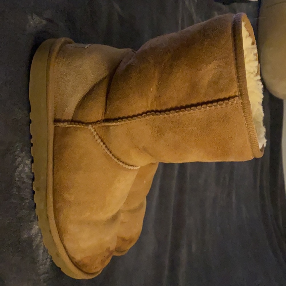Uggs size 8 🐥🌻